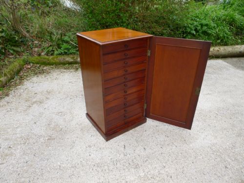 fig 1. A BEAUTIFUL 12 DRAWER COLLECTORS CABINET IN FINE HONDURAS MAHOGANY. CIRCA 1870. VERY HIGH QUALITY.
