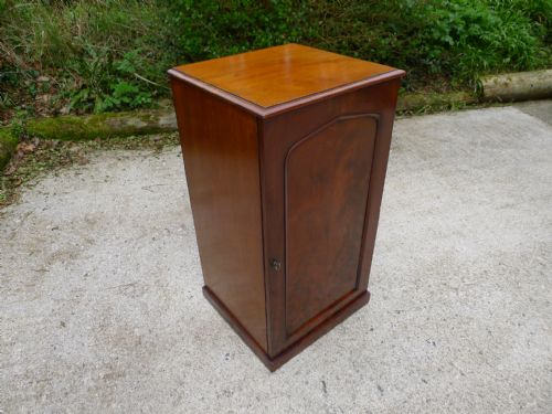 fig 2. A BEAUTIFUL 12 DRAWER COLLECTORS CABINET IN FINE HONDURAS MAHOGANY. CIRCA 1870. VERY HIGH QUALITY.