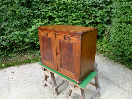 fig 2. A SUPERB 18 DRAWER VICTORIAN COLLECTORS CABINET IN HONDURAS MAHOGANY. CIRCA 1870.