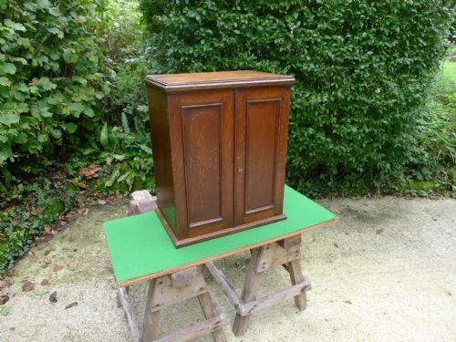 AN EXCELLENT 8 DRAWER COLLECTORS CABINET IN FIGURED ENGLISH OAK CIRCA 1900 - ADDITIONAL PHOTO 1