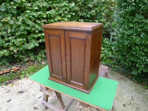 AN EXCELLENT 8 DRAWER COLLECTORS CABINET IN FIGURED ENGLISH OAK CIRCA 1900 - ADDITIONAL PHOTO 2