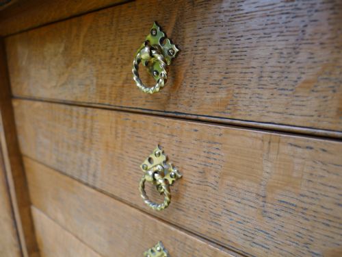 AN EXCELLENT 8 DRAWER COLLECTORS CABINET IN FIGURED ENGLISH OAK CIRCA 1900 - ADDITIONAL PHOTO 3