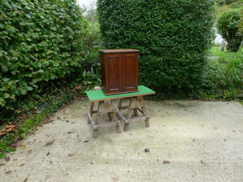 AN EXCELLENT 8 DRAWER COLLECTORS CABINET IN FIGURED ENGLISH OAK CIRCA 1900 - ADDITIONAL PHOTO 4