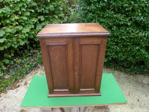 AN EXCELLENT 8 DRAWER COLLECTORS CABINET IN FIGURED ENGLISH OAK CIRCA 1900 - ADDITIONAL PHOTO 5