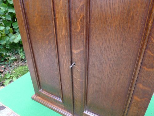 AN EXCELLENT 8 DRAWER COLLECTORS CABINET IN FIGURED ENGLISH OAK CIRCA 1900 - ADDITIONAL PHOTO 6