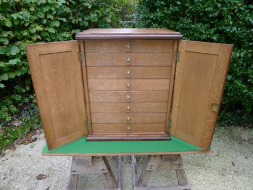 AN EXCELLENT 8 DRAWER COLLECTORS CABINET IN FIGURED ENGLISH OAK CIRCA 1900 - ADDITIONAL PHOTO 7