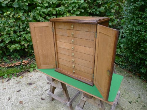 AN EXCELLENT 8 DRAWER COLLECTORS CABINET IN FIGURED ENGLISH OAK CIRCA 1900 - ADDITIONAL PHOTO 8