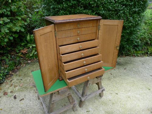 AN EXCELLENT 8 DRAWER COLLECTORS CABINET IN FIGURED ENGLISH OAK CIRCA 1900 - ADDITIONAL PHOTO 10