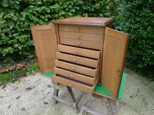 AN EXCELLENT 8 DRAWER COLLECTORS CABINET IN FIGURED ENGLISH OAK CIRCA 1900 - ADDITIONAL PHOTO 11