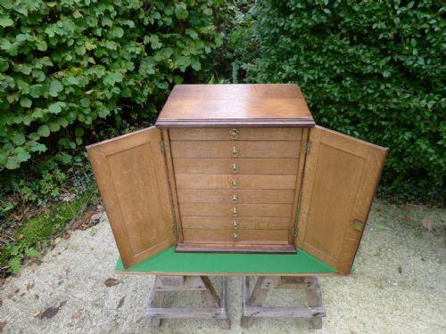 AN EXCELLENT 8 DRAWER COLLECTORS CABINET IN FIGURED ENGLISH OAK CIRCA 1900 - ADDITIONAL PHOTO 12