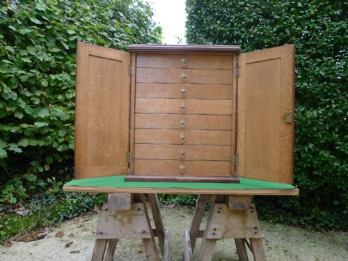 AN EXCELLENT 8 DRAWER COLLECTORS CABINET IN FIGURED ENGLISH OAK CIRCA 1900 - ADDITIONAL PHOTO 13