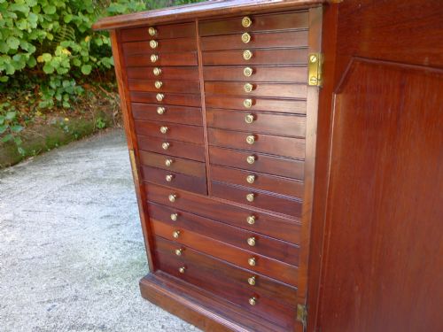 fig 1. A SUPERB HONDURAS MAHOGANY COLLECTORS CABINET WITH 27 DRAWERS. CIRCA 1870.