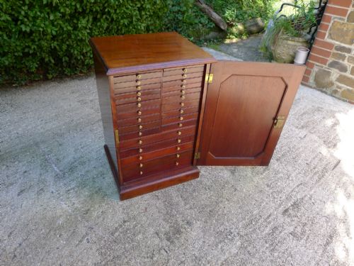 fig 2. A SUPERB HONDURAS MAHOGANY COLLECTORS CABINET WITH 27 DRAWERS. CIRCA 1870.