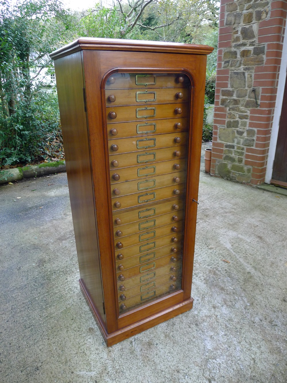 A FINE 20 DRAWER VICTORIAN MAHOGANY AND DEAL COLLECTORS CABINET BY J.T.CROCKETT OF CAVENDISH SQUARE. LONDON. CIRCA 1880.