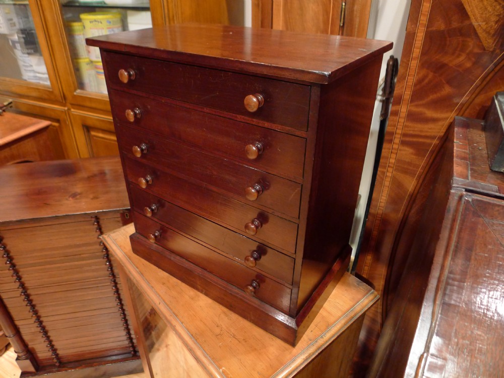 A GOOD EDWARDIAN 6 DRAWER SATIN WALNUT COLLECTORS CABINET CIRCA 1900.