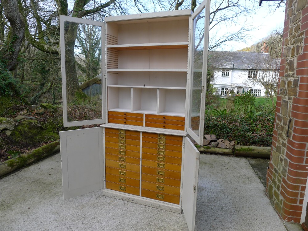 A SUPERB PAINTED COLLECTORS CABINET OR DRESSER WITH 26 OAK DRAWERS AND ADJUSTABLE SHELVING AND PIGEON HOLES.CIRCA 1900.
