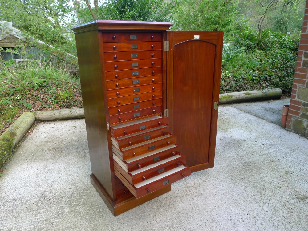 A FINE MAHOGANY 20 DRAWER COLLECTORS CABINET BY HILLS OF LONDON.