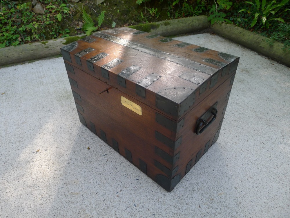 A VICTORIAN ENGLISH OAK SILVER CHEST IN VERY GOOD CONDITION.ORIGINAL TRAYS AND LINING. CIRCA 1880.