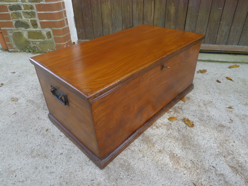 A GEORGIAN ELM CHEST. WEST COUNTRY ENGLISH ELM CIRCA 1820.
