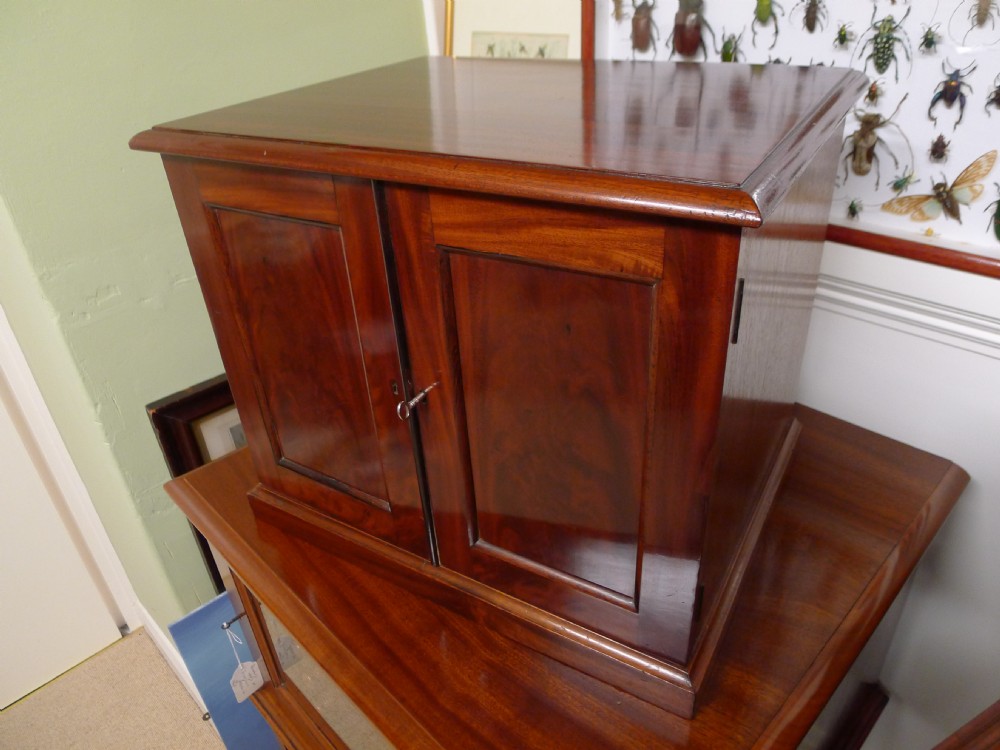 A FINE VICTORIAN SIX DRAWER COLLECTORS CABINET IN FIGURED HONDURAS MAHOGANY CIRCA 1880. 
