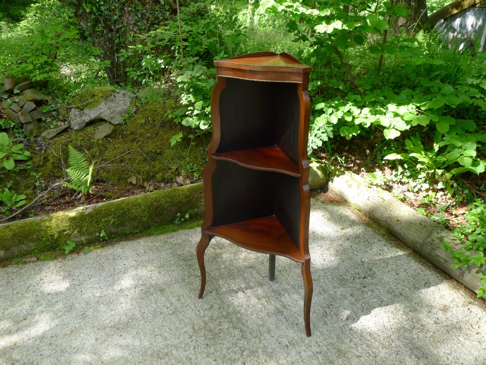 A VICTORIAN MAHOGANY CORNER DISPLAY STAND CIRCA 1890