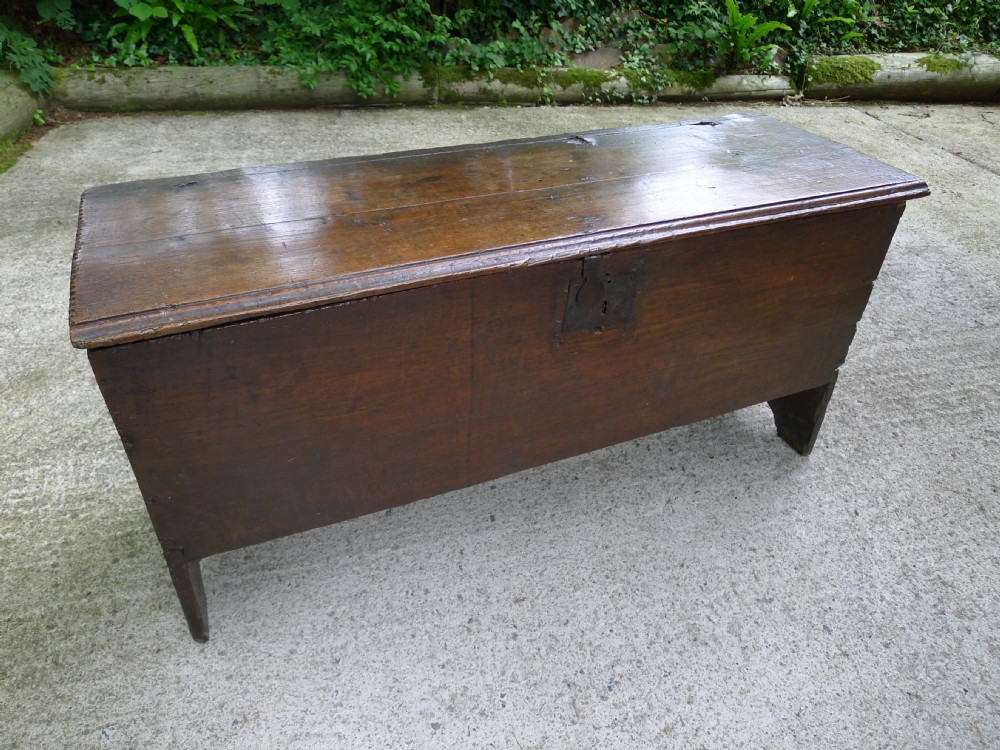  A 17th CENTURY OAK FIVE PLANK COFFER IN GOOD CONDITION.