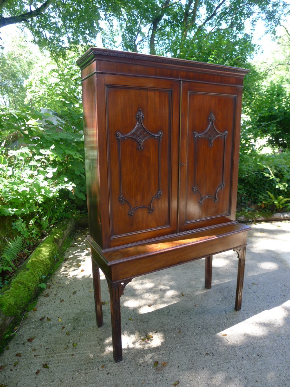 A FINE GEORGE III MAHOGANY CABINET ON STAND. CIRCA 1800