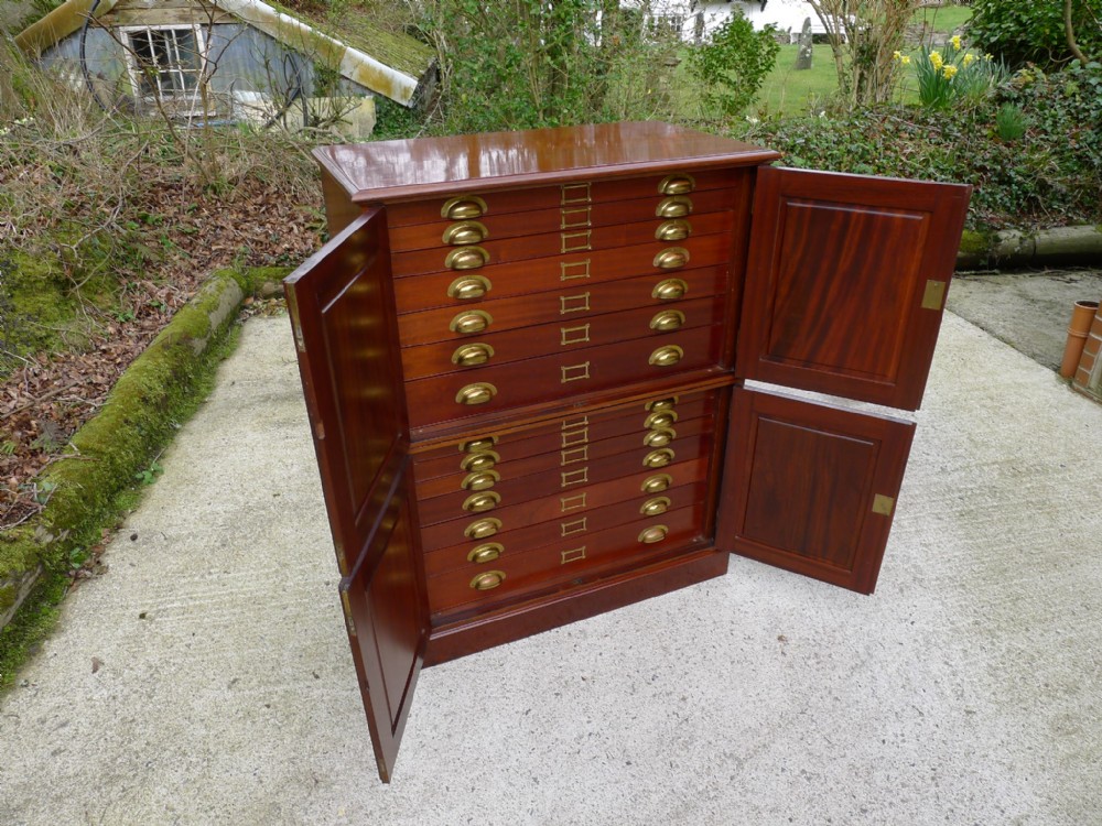 A SUPERB AND HIGHLY VERSATILE 14 DRAWER MAHOGANY COLLECTORS CABINET. CIRCA 1900