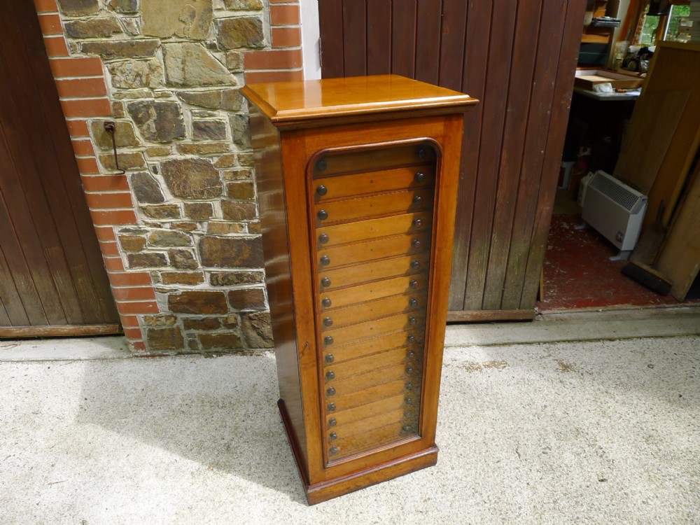 A GOOD EDWARDIAN MAHOGANY 18 DRAWER COLLECTORS CABINET BY J.T.CROCKETT, CAVENDISH SQUARE, LONDON CIRCA 1910
