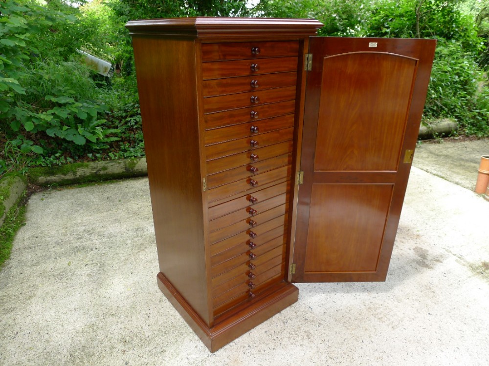 A 20 DRAWER MAHOGANY COLLECTORS CABINET FOR THE CONNOISSEUR CIRCA 1900.
