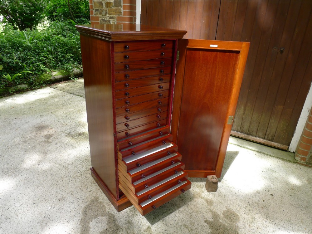 A FINE 20 DRAWER VICTORIAN MAHOGANY COLLECTORS CABINET BY J.T.CROCKETT AND SONS CIRCA 1890