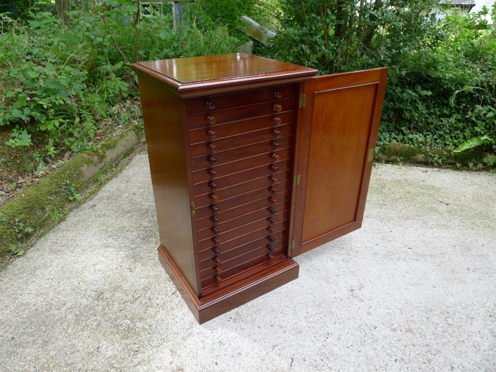 A FINE HONDURAS MAHOGANY 16 DRAWER COLLECTORS CABINET BY JANSON & SONS, GT RUSSELL STREET, LONDON. CIRCA 1880.