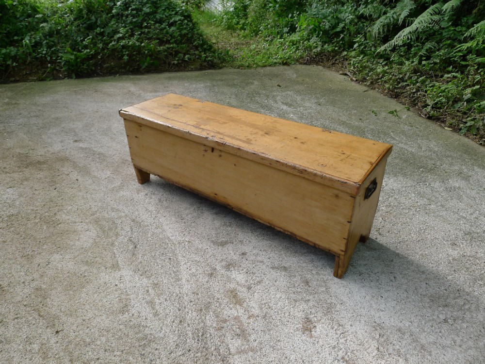AN ANTIQUE PINE DEVON LONG BOX OR SWORDBOX