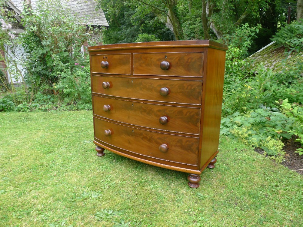 A GOOD VICTORIAN BOW FRONT MAHOGANY CHEST OF DRAWERS