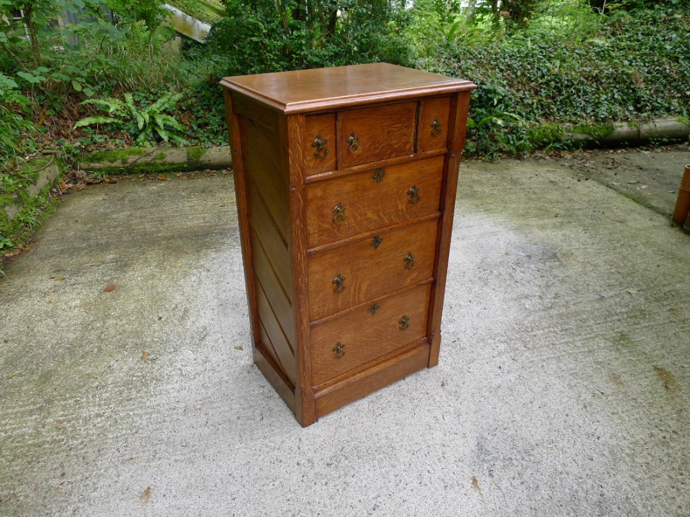 A SMALL ARTS AND CRAFTS SOLID OAK BATCHELOR CHEST CIRCA 1890