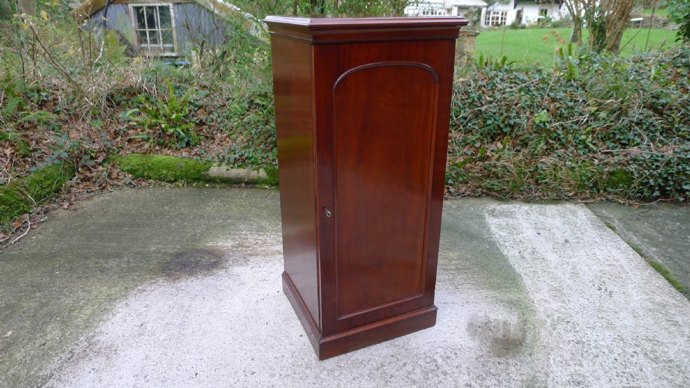 A FINE, SOLID MAHOGANY JANSEN 20 DRAWER COLLECTORS CABINET. CIRCA 1890 View II