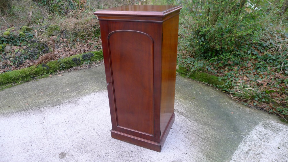 A FINE, SOLID MAHOGANY JANSEN 20 DRAWER COLLECTORS CABINET. CIRCA 1890 View III