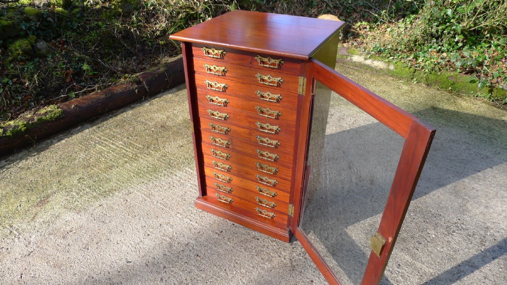 A GOOD VICTORIAN MAHOGANY 12 DRAWER SPECIMEN COLLECTORS CABINET. CIRCA 1890 View II