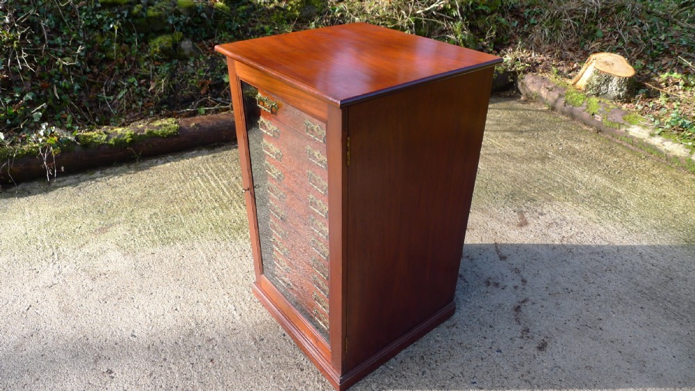 A GOOD VICTORIAN MAHOGANY 12 DRAWER SPECIMEN COLLECTORS CABINET. CIRCA 1890 View IX