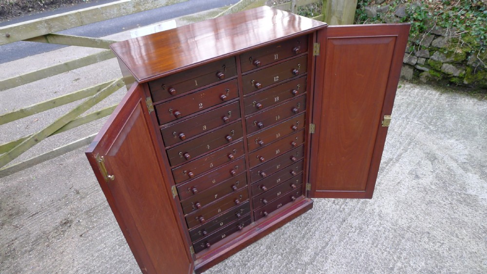 A VERY UNUSUAL AND INTERESTING VICTORIAN MAHOGANY COLLECTORS CABINET. CIRCA 1870.