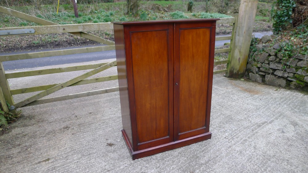 A VERY UNUSUAL AND INTERESTING VICTORIAN MAHOGANY COLLECTORS CABINET. CIRCA 1870. View II