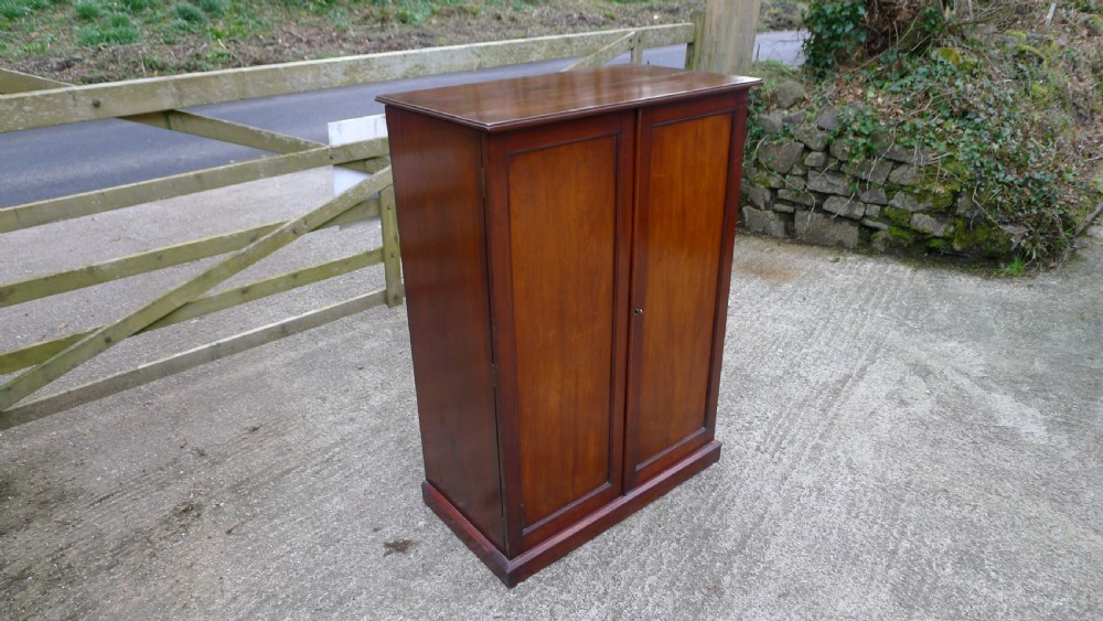 A VERY UNUSUAL AND INTERESTING VICTORIAN MAHOGANY COLLECTORS CABINET. CIRCA 1870. View IV