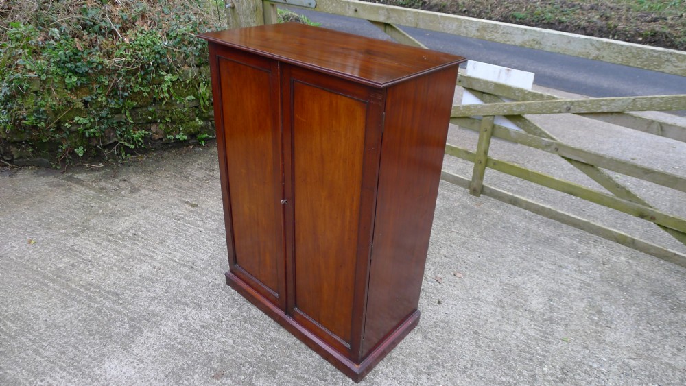 A VERY UNUSUAL AND INTERESTING VICTORIAN MAHOGANY COLLECTORS CABINET. CIRCA 1870. View V