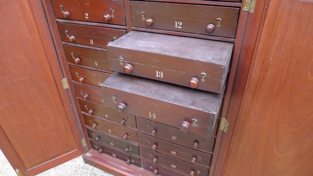 A VERY UNUSUAL AND INTERESTING VICTORIAN MAHOGANY COLLECTORS CABINET. CIRCA 1870. View VII