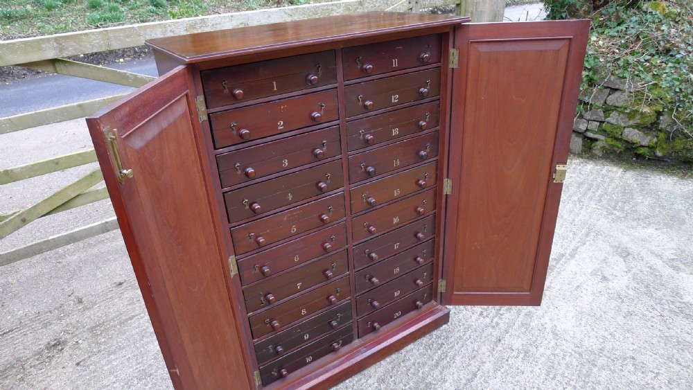 A VERY UNUSUAL AND INTERESTING VICTORIAN MAHOGANY COLLECTORS CABINET. CIRCA 1870. View VIII