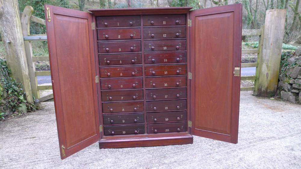 A VERY UNUSUAL AND INTERESTING VICTORIAN MAHOGANY COLLECTORS CABINET. CIRCA 1870. View IX