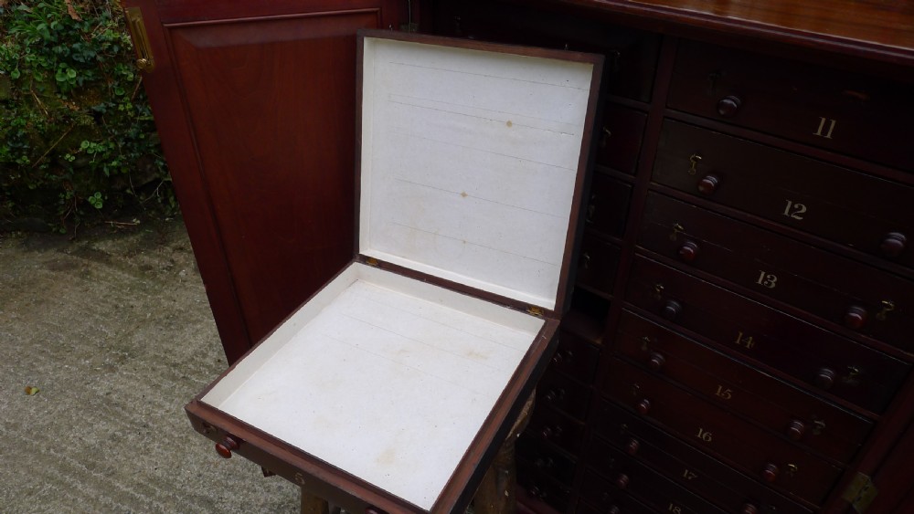 A VERY UNUSUAL AND INTERESTING VICTORIAN MAHOGANY COLLECTORS CABINET. CIRCA 1870. View XI
