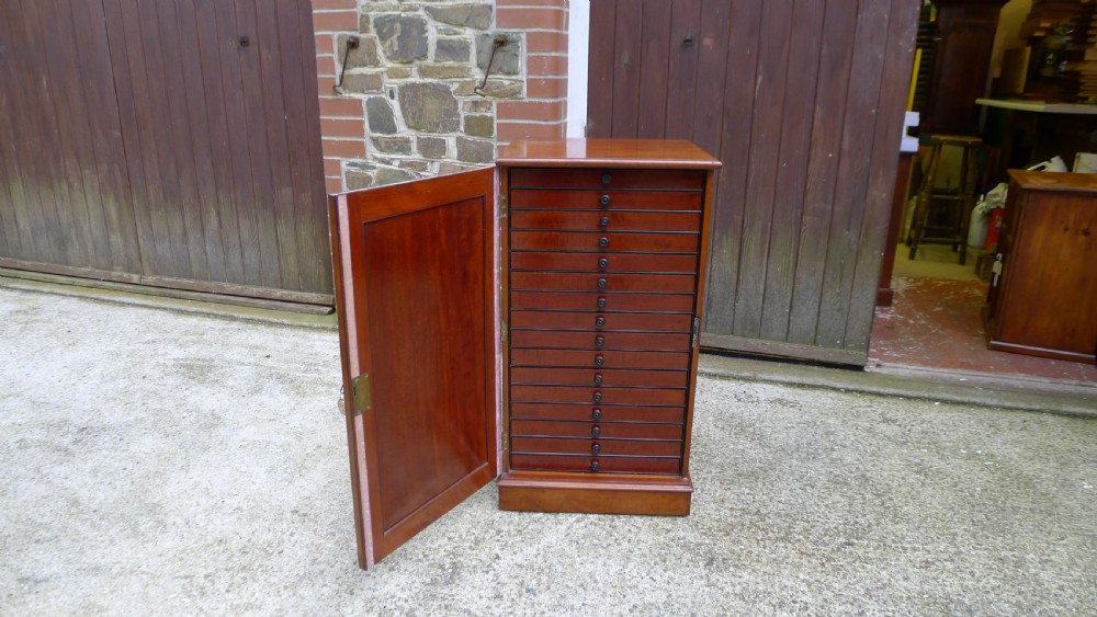 A SUPERB AND HISTORIC 16 DRAWER COLLECTORS CABINET. PROPERTY OF THE LATE J.C.DALE 1791-1872. View XVII