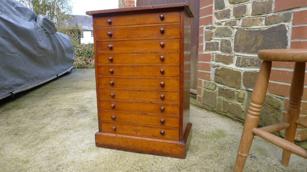 A GOOD AND HIGHLY VERSATILE 10 DRAWER COLLECTORS VICTORIAN CABINET IN STAINED AND POLISHED DEAL. CIRCA 1890.