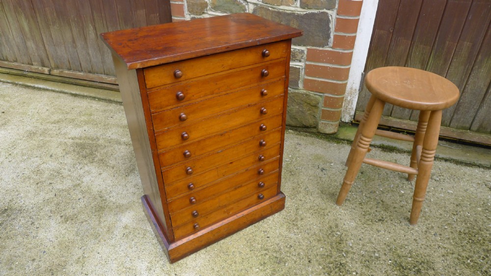 A GOOD AND HIGHLY VERSATILE 10 DRAWER COLLECTORS VICTORIAN CABINET IN STAINED AND POLISHED DEAL. CIRCA 1890. View II